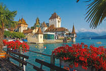 Schloss Oberhofen am Thunersee. Der Bergfried stammt aus dem 12. Jh. Die Anlage wurde im Laufe der Zeit mehrmals umgestaltet. Seit 2013 ist im Kubus (grne Glasfront in Bildmitte) mit Terrasse am See das Restaurant Schloss Oberhofen in Betrieb. Aufnahme vom 04. Aug. 2013, 17:56