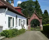 Freiburg, Eingang mit Friedhofshalle zum Israelitischen Gemeindefriedhof, seit 1870 bis heute genutzt, Aug.2016