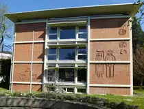 Freiburg, die k�nstlerisch gestaltete Giebelfassade des Landratsamtes, April 2015