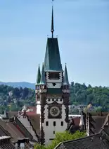 Freiburg, Blick von einer Restaurantterrasse �ber die D�cher der Altstadt zum Martinstor, Juni 2014