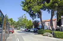 Die Stra�e Dobrava im westlichen Teil von Izola. Rechts im Bild ist das Hotel Belvedere zu sehen. Aufnahme: 30. Juli 2016.