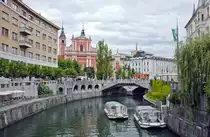 Der Fluss Sava in Ljubljana. Im Hintergrund ist die rote Mari�-Verk�ndigung-Kirche (Slowenisch: Cerkev Marijinega oznanjenja) zu sehen. Aufnahme: 1. August 2016.