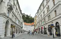 Die Stra�e Stritarjeva ulica in Ljubljana. Im Hintergrund ist das Schloss (Ljubljanski grad) zu sehen. Aufnahme: 1. August 2016.