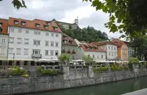Cankarjevo nabre�je am Fluss Ljubljanica in Ljubljana. Aufnahme: 1. August 2016.