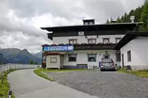 Gasthof Tauernalm in Heiligenblut von der Gro�glockner Hochalpenstra�e aus gesehen. Aufnahme: 7. August 2016