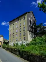 Das <a href= http://www.weilburg-lahn.info/sehwert/pihain_1.htm >Geb�ude Niedergasse 22 / Hainallee 1 ( Pis�-Haus )</a> im mittelhessischen Weilburg an der Lahn ist das h�chste aus Stampflehm errichtete Geb�ude in Deutschland. (Ob es auch das h�chste der Welt ist, wie auf einer Tafel am Geb�ude zu lesen, wird teilweise angezweifelt.) Es wurde zwischen 1826 und 1828 zu Wohnzwecken erbaut und soll demn�chst von der Stadt, die das Geb�ude inzwischen erworben hat, in Zusammenarbeit mit der Landesdenkmalschutzbeh�rde saniert werden. W�hrend hier die imposante R�ckseite des Geb�udes mit seinen 6 Geschossen zu sehen ist, erscheint die Vorderseite oberhalb des Hanges mit nur 3 Geschossen weniger spektakul�r. Der Erbauer Wilhelm Jacob Wimpf demonstrierte angesichts der starken Hanglage bei diesem Geb�ude die Vorz�ge der Stampflehmbauweise. (13.08.2016)