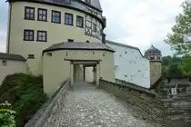 Burgk, Einfahrt zum Schlo� mit dem Torhaus, Mai 2012