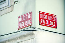 Zweisprachige Straenschilder (slowenisch bzw. italienisch) in Izola in Slowenien. Aufnahme: 28. Juli 2016.