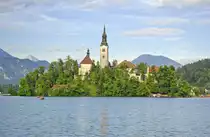 Marienkirche auf einer kleinen Insel des Bleder Sees (slowenisch Blejsko jezero). Aufnahme: 2. August 2016.