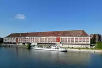 Stra�burg, gro�er Speicher am Bassin Vauban, einem Teil des Stra�burger Hafens, der zu den gr��ten Binnenh�fen in Europa z�hlt, Juli 2016
