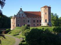 Svedala, Schloss Torup, Viereitburg mit 2 Trmen, erbaut ab 1540 (11.06.2016)