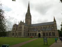 Salisbury am 15.6.2016: Die anglikanische Kathedrale von Salisbury, offiziell The Cathedral Church of St Mary, aus dem 13. Jahrhundert ist Bischofssitz der Dizese Salisbury in der Grafschaft Wiltshire. Die Geschichte dieser gilt als Vorbild fr den Roman „Die Sulen der Erde“ von Ken Follett.