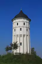 Dank des sehr r�hrigen Heimatvereins R�ckmarsdorf e.V. erstrahlt der Wasserturm auf dem Wachberg in Leipzig-R�ckmarsdorf in neuem Glanz, August 2016. 