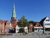 Blick von Auf dem Baggersand durch die Jahrmarktstra�e zur St. Lorenz Kirche; L�beck-Travem�nde, 25.08.2016
