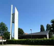 Stra�burg, die moderne Pfarrkirche St.Matth�us im Ostteil der Stadt, eingeweiht 1966, Aug.2016