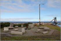 Vang. An die Zeit der Steinbearbeitung erinnern u.a. diese bei der Bearbeitung zerbrochenen Bausteine, die beim Hafen aufgestellt wurden. 23.08.2016