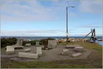 Vang. An die Zeit der Steinbearbeitung erinnern u.a. diese bei der Bearbeitung zerbrochenen Bausteine, die beim Hafen aufgestellt wurden. 23.08.2016