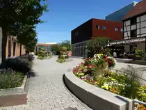 Saint-Louis, sch�n gestalteter Eingangsbereich zum Rathausplatz, Juli 2016