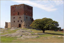 Hammershus auf Bornhom ist die grte Burgruine Nordeuropas. Sie wurde 74 m ber dem Meer auf einem Granitfelsen errichtet und ist von einer 750 m langen Ringmauer umgeben. 27.08.2016