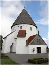 Olsker (Bornholm). Die Ols kirke stammt aus der Zeit um 1150. Diese Wehr- und Vorratskirche besteht aus drei Etagen, die enge und steile Treppe befindet sich in der Au�enmauer. In der Mitte befindet sich eine tragende S�ule. Sie ist eine der vier Rundkirchen auf Bornholm. 22.08.2016