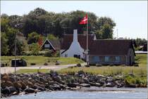 Die kleine Ortschaft Melsted liegt an der Nordostkste Bornholms. Der Dannebrog und der Ruchereischornstein sind unvermeidlich. 27.08.2016
