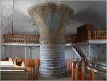 Nylars kirke. Die zentrale Sule sttzt die beiden darberliegenden Stockwerke. 23.08.2016