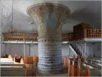 Nylars kirke. Die zentrale S�ule st�tzt die beiden dar�berliegenden Stockwerke. 23.08.2016