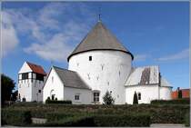 Die Nylars kirke wurde Mitte des 12. Jarhhunderts erbaut. Diese Wehr- und Vorratskirche besteht aus drei Etagen, die enge und steile Treppe befindet sich in der Auenmauer. In der Mitte befindet sich eine tragende Sule. Sie ist eine der vier Rundkirchen auf Bornholm. 23.08.2016