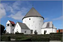 Die Nylars kirke wurde Mitte des 12. Jarhhunderts erbaut. Diese Wehr- und Vorratskirche besteht aus drei Etagen, die enge und steile Treppe befindet sich in der Au�enmauer. In der Mitte befindet sich eine tragende S�ule. Sie ist eine der vier Rundkirchen auf Bornholm. 23.08.2016