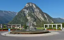 . Brunnen als Mittelpunkt des Kreisverkehrs in Maurach, im Hintergrund der B�renkopf mit 1991 m, dieser geh�rt zum Karwendelgebirge.  27.08.2016