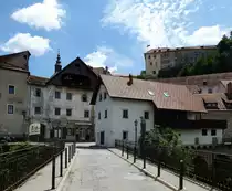 Skofja Loka, Blick �ber die Kapuzinerbr�cke zur Altstadt und dem Schlo� rechts oben, Juni 2016