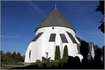 sterlars kirke ist die grte der vier Rundkirchen auf Bornholm. Die Auenmauern mssen durch mchtige Sttzen abgesichert werden. 25.08.2016