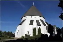 �sterlars kirke ist die gr��te der vier Rundkirchen auf Bornholm. Die Au�enmauern m�ssen durch m�chtige St�tzen abgesichert werden. 25.08.2016