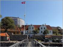 Die Ertholmene (Erbseninseln) waren wegen ihres natrlichen Hafens von 1684 bis 1855 eine Festung der dnischen Marine. Links im Bild der Store Tarn (Groe Turm) auf Christians, der z.Z. aufwndig restauriert wird. 
Die Inseln gehren keiner dnischen Gemeinde und keiner Region an. Das weie Gebude beherbergt die Inselverwaltung. Der Inselverwalter wird vom Verteidungsministerium, dem die Inselgruppe gehrt, eingesetzt. Er bt auch gleichzeitig die Polizeigewalt aus.
25.08.2016