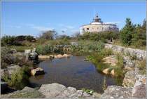 Auf Regenreservoire wie dieses auf Christians stsst man hufiger bei einem Gang ber die Erbseninseln. Im Hintergrund ist der Store Trn zu sehen. 25.08.2016