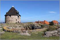 Der Lille Trn auf Frederiks beherbergt heute ein kleines Museum. Seine ursprngliche Aufgabe war der Schutz des Fahrwassers zwischen Frederiks und Grsholm. Im Vordergrund ist die Mauer eines Regenwasserreservoirs zu sehen. 25.08.2016 