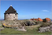 Der Lille T�rn auf Frederiks� beherbergt heute ein kleines Museum. Seine urspr�ngliche Aufgabe war der Schutz des Fahrwassers zwischen Frederiks� und Gr�sholm. Im Vordergrund ist die Mauer eines Regenwasserreservoirs zu sehen. 25.08.2016 