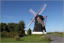 Svaneke. Die Kuremllen liegt an der Strae nach stermarie. Es handelt sich um eine Hollnderwindmhle aus der Mitte des 19. Jahrhunderts. 26.08.2016