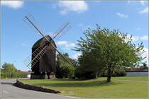 Svaneke. Die Bechs Mlle steht an der Ortsdurchfahrt. Es handelt sich um eine Bockwindmhle aus dem Jahr 1634. 22.08.2016