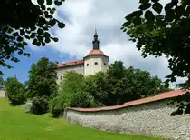 Skofja Loka, Blick zum Schlo�, 1202 erstmals urkundlich erw�hnt, davor ein Teil der alten Stadtmauer, Juni 2016