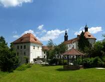 Skofja Loka, Blick auf das Schlo vom angrenzenden Park aus, Juni 2016