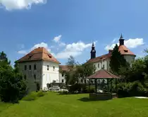 Skofja Loka, Blick auf das Schlo� vom angrenzenden Park aus, Juni 2016