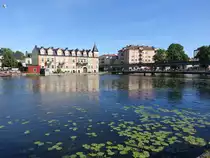 Eskilstuna, Geb�ude und Radhusbron entlang vom Fluss Eskilstunaan (14.06.2016)