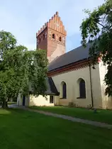 Torsh�lla, Ev. Kirche, erbaut im 12. Jahrhundert, Langhaus von 1322, Backsteingew�lbe und Westturm 15. Jahrhundert, Treppengiebel von 1873 (15.06.2016)