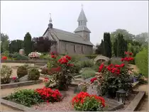 Gudhjem (Bornholm), Kirche und Friedhof bei Nebel. Die Kirche wurde 1893 aus Granit errichtet. 24.08.2016