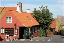 Steile Stra�en f�hren in Gudhjem (Bornholm) zum Hafen. Hier muss auch der Linienbus durch. 25.08.2016