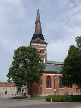 Vsteras, Dom St. Johannes, erbaut im 12. Jahrhundert, Langhaus 15. Jahrhundert, Turmspitze von 1691 (15.06.2016)