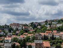 Pcs, Wohngebiet an der Seite des Mecsek Berges. Foto: Mai 2016.