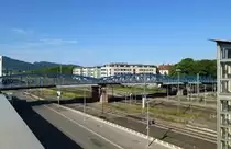 Freiburg, Blick von der Stadtbahnbr�cke am Hauptbahnhof zur Blauen Br�cke, einem Fu�g�nger-und Radfahrer�bergang, Juli 2014