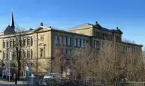 Freiburg, Blick von der Dreisambr�cke zur Lessingschule, der klassizistische Bau wurde 1885-86 errichtet, Jan.2015